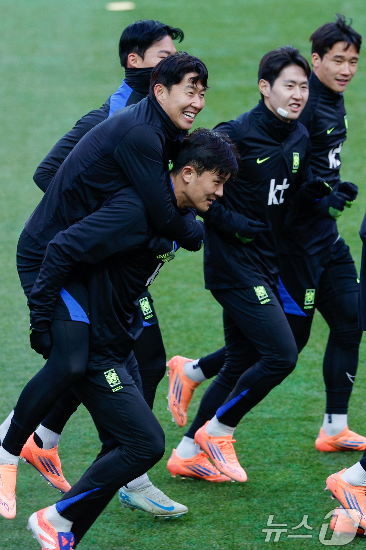 (서울=뉴스1) 안은나 기자 = 대한민국 남자 축구 국가대표팀 손흥민이 17일 오후 서울 마포구 월드컵경기장에서 올해 마지막 A매치 가나와의 평가전을 하루 앞두고 공식 훈련을 하며 …