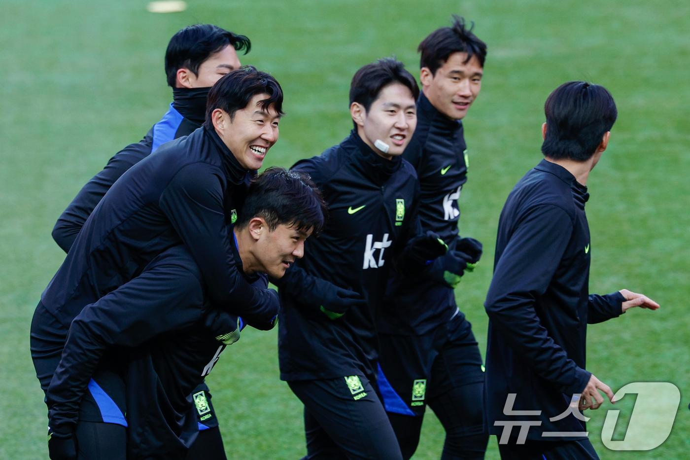 (서울=뉴스1) 안은나 기자 = 대한민국 남자 축구 국가대표팀 손흥민이 17일 오후 서울 마포구 월드컵경기장에서 올해 마지막 A매치 가나와의 평가전을 하루 앞두고 공식 훈련을 하며 …