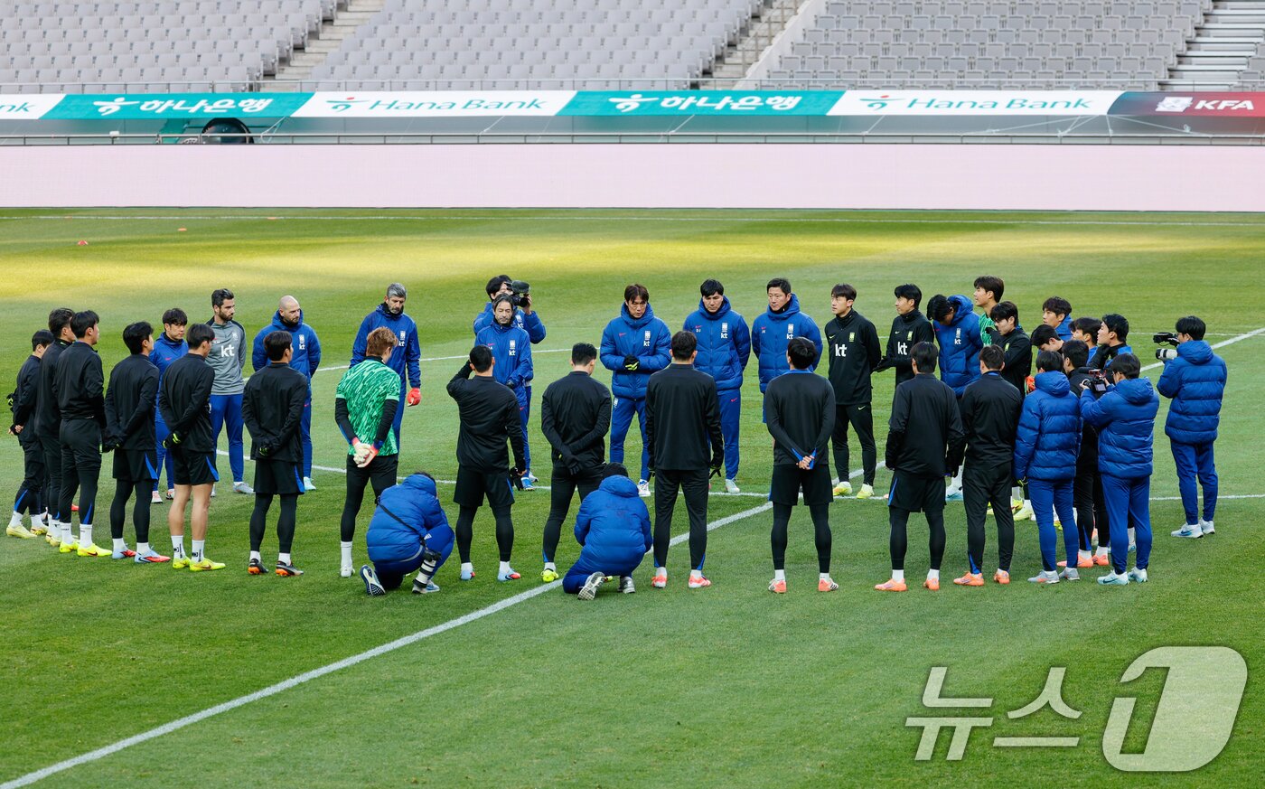 본문 이미지 - 대한민국 남자 축구 국가대표팀 홍명보 감독이 17일 오후 서울 마포구 월드컵경기장에서 올해 마지막 A매치 가나와의 평가전을 하루 앞두고 공식 훈련에 앞서 선수들을 격려하고 있다. 2025.11.17/뉴스1 ⓒ News1 안은나 기자