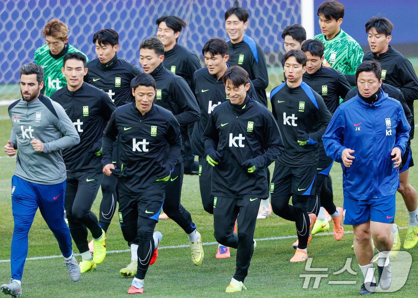 (서울=뉴스1) 안은나 기자 = 대한민국 남자 축구 국가대표팀 황희찬, 이재성이 17일 오후 서울 마포구 월드컵경기장에서 올해 마지막 A매치 가나와의 평가전을 하루 앞두고 공식 훈 …