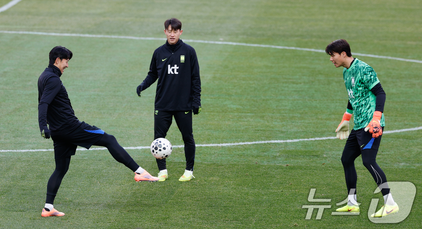 (서울=뉴스1) 안은나 기자 = 대한민국 남자 축구 국가대표팀 손흥민, 이재성, 송범근이 17일 오후 서울 마포구 월드컵경기장에서 올해 마지막 A매치 가나와의 평가전을 하루 앞두고 …