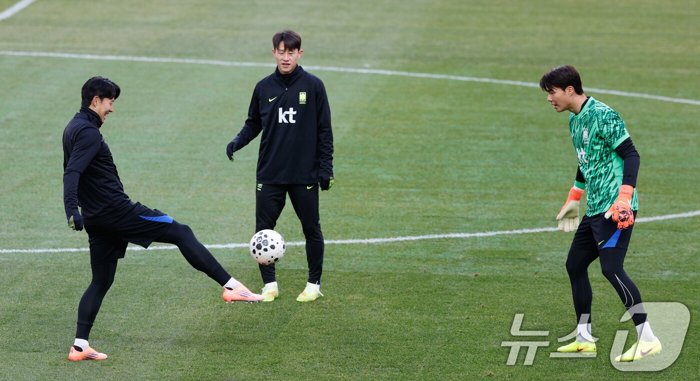본문 이미지 - 대한민국 남자 축구 국가대표팀 손흥민, 이재성, 송범근이 17일 오후 서울 마포구 월드컵경기장에서 올해 마지막 A매치 가나와의 평가전을 하루 앞두고 공식 훈련을 하고 있다. 2025.11.17/뉴스1 ⓒ News1 안은나 기자
