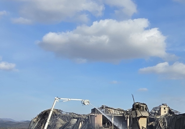 물대포 쏘는 굴절 사다리차