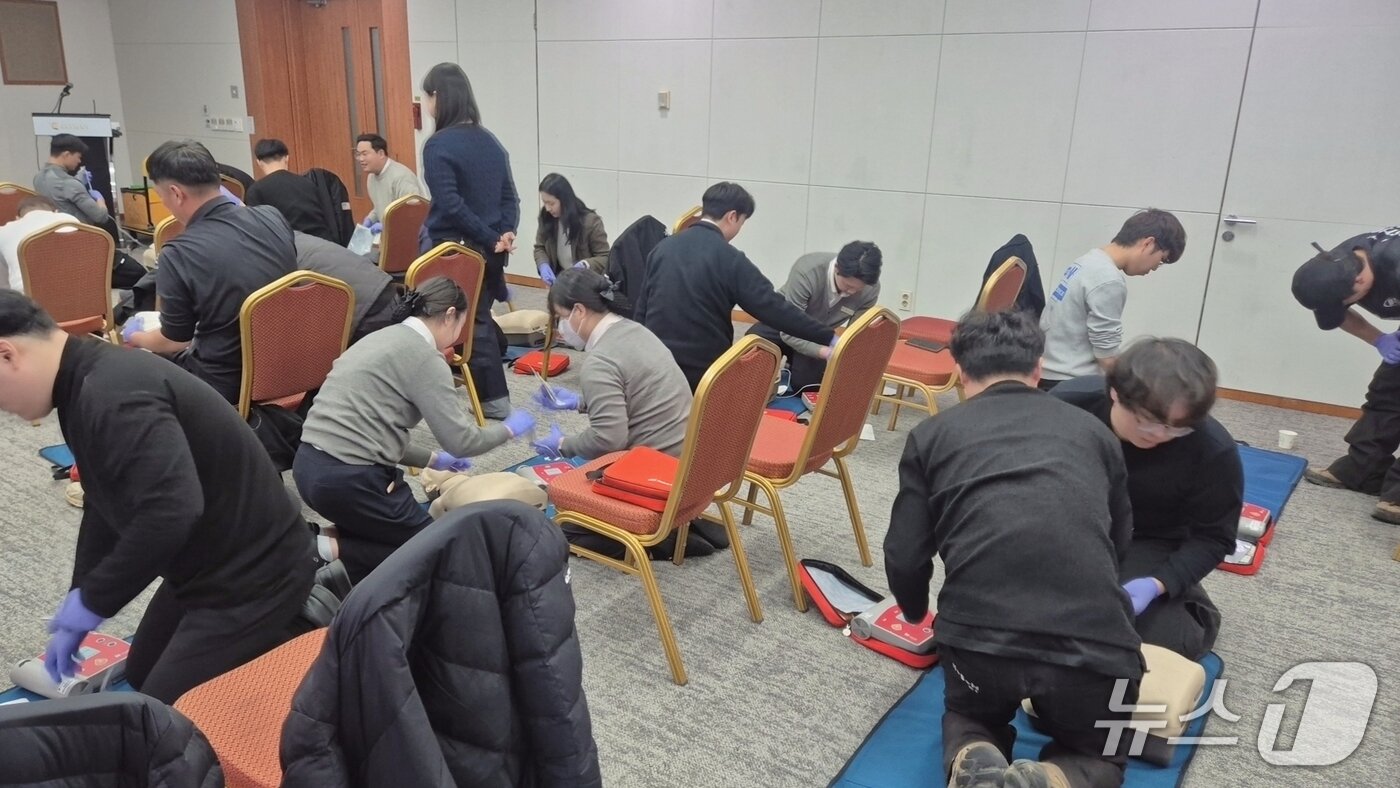 본문 이미지 - 겨울 스키 시즌 대비 응급처치 교육.&#40;엘리시안 강촌 리조트 제공. 재판매 및 DB금지&#41;/뉴스1