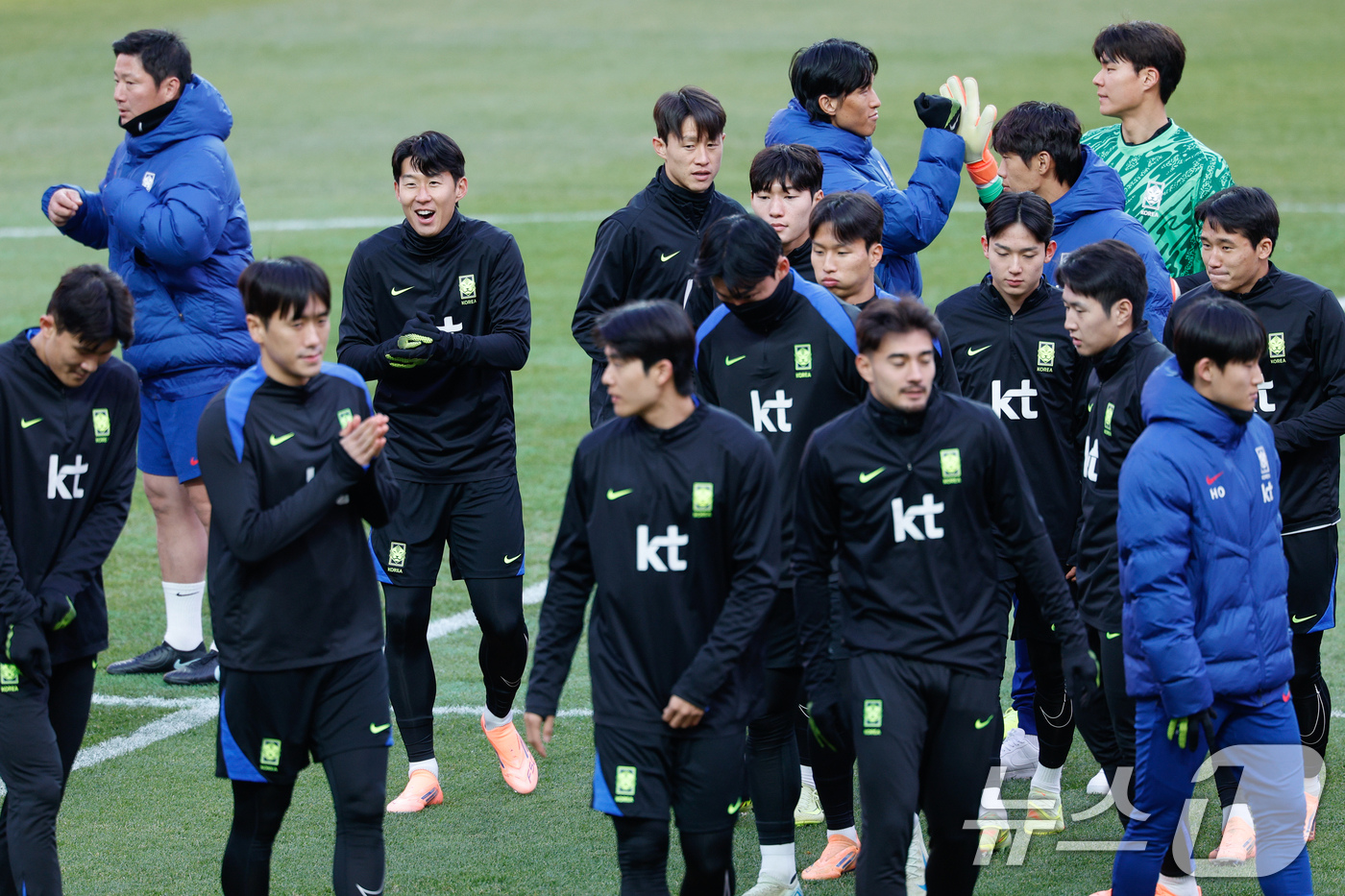 (서울=뉴스1) 안은나 기자 = 대한민국 남자 축구 국가대표팀 손흥민이 17일 오후 서울 마포구 월드컵경기장에서 올해 마지막 A매치 가나와의 평가전을 하루 앞두고 공식 훈련에서 손 …