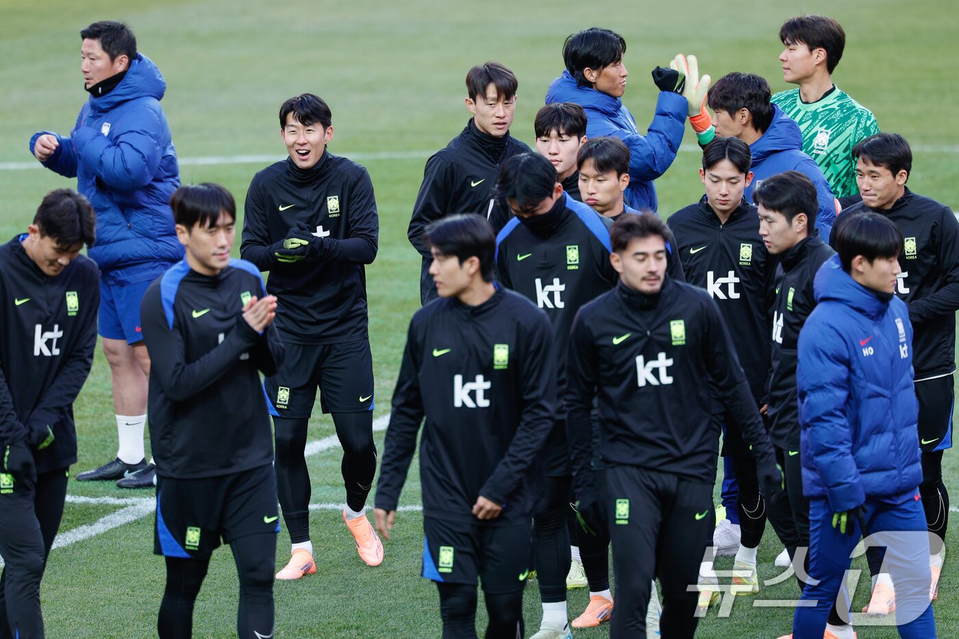 본문 이미지 - 대한민국 남자 축구 국가대표팀 손흥민이 17일 오후 서울 마포구 월드컵경기장에서 올해 마지막 A매치 가나와의 평가전을 하루 앞두고 공식 훈련에서 손뼉을 치며 격려하고 있다. 2025.11.17/뉴스1 ⓒ News1 안은나 기자