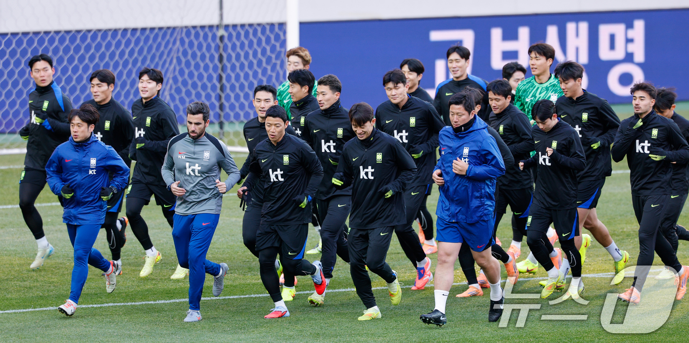 (서울=뉴스1) 안은나 기자 = 대한민국 남자 축구 국가대표팀이 17일 오후 서울 마포구 월드컵경기장에서 올해 마지막 A매치 가나와의 평가전을 하루 앞두고 공식 훈련을 하고 있다. …