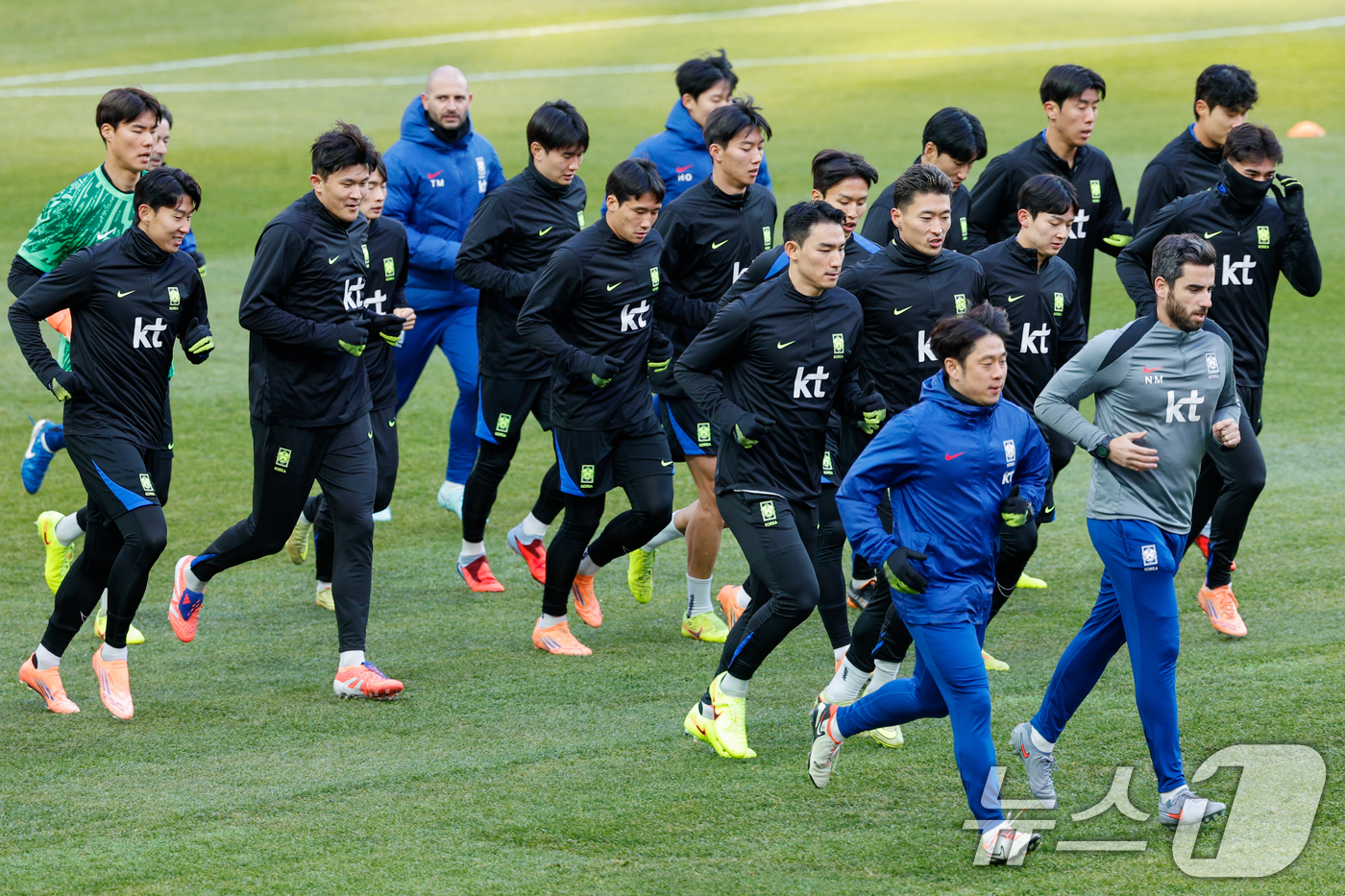 (서울=뉴스1) 안은나 기자 = 대한민국 남자 축구 국가대표팀이 17일 오후 서울 마포구 월드컵경기장에서 올해 마지막 A매치 가나와의 평가전을 하루 앞두고 공식 훈련을 하고 있다. …