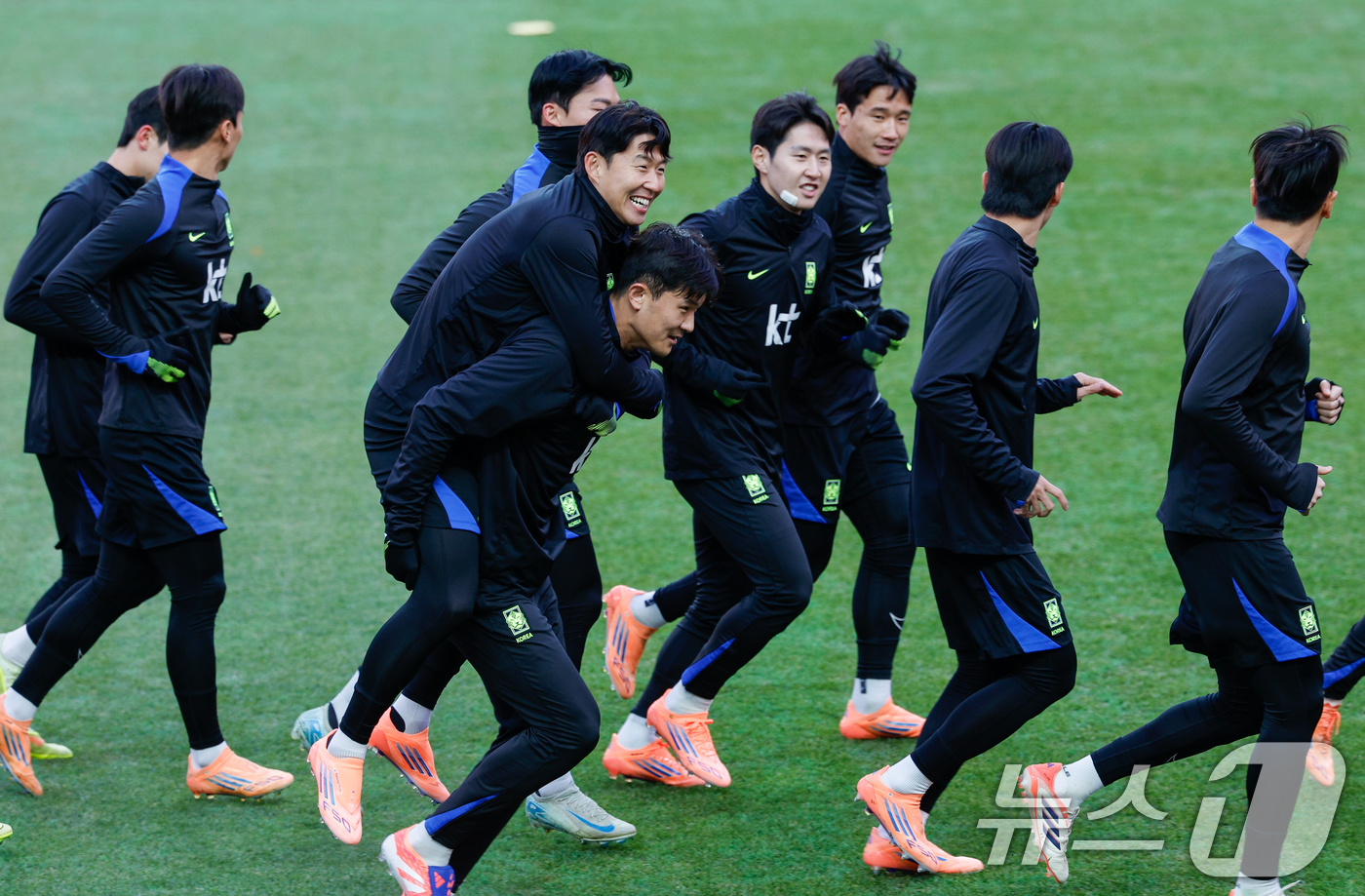 (서울=뉴스1) 안은나 기자 = 대한민국 남자 축구 국가대표팀 손흥민이 17일 오후 서울 마포구 월드컵경기장에서 올해 마지막 A매치 가나와의 평가전을 하루 앞두고 공식 훈련을 하며 …