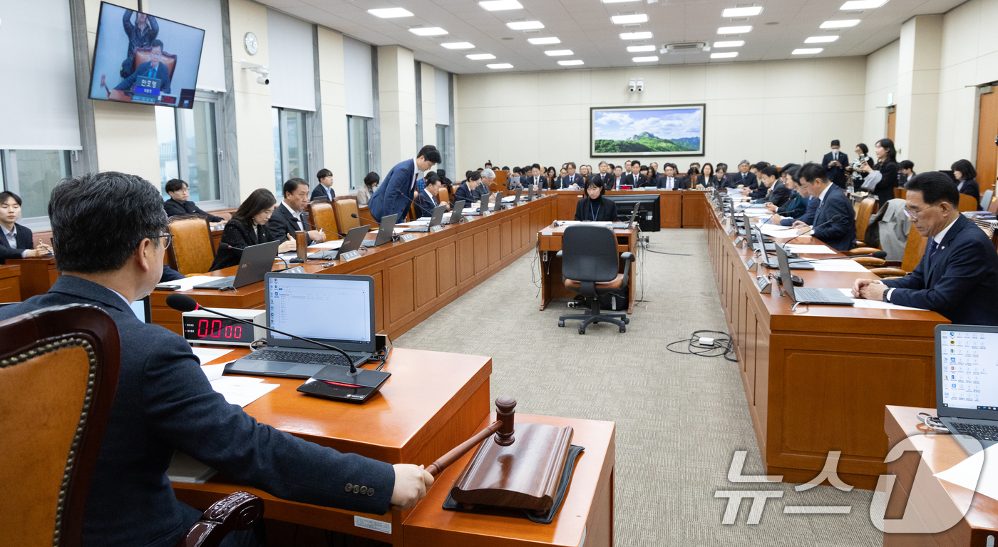 (서울=뉴스1) 이승배 기자 = 17일 서울 여의도 국회에서 열린 제429회국회(정기회) 기후에너지환경노동위원회 제7차 전체회의에서 안호영 위원장이 의사봉을 두드리고 있다. 202 …