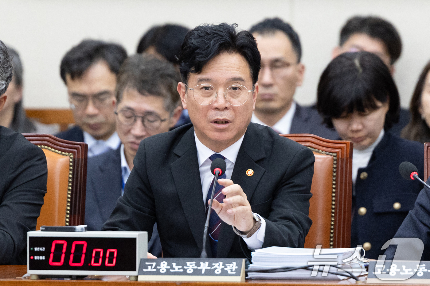 (서울=뉴스1) 이승배 기자 = 김영훈 고용노동부 장관이 17일 서울 여의도 국회에서 열린 제429회국회(정기회) 기후에너지환경노동위원회 제7차 전체회의에 출석해 의원 질의에 답변 …