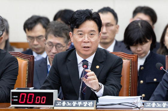 답변하는 김영훈 장관