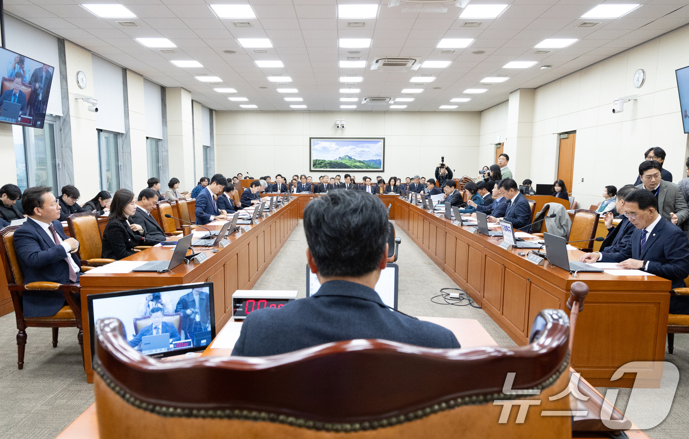 (서울=뉴스1) 이승배 기자 = 17일 서울 여의도 국회에서 열린 제429회국회(정기회) 기후에너지환경노동위원회 제7차 전체회의에서 안호영 위원장이 의사봉을 두드리고 있다. 202 …