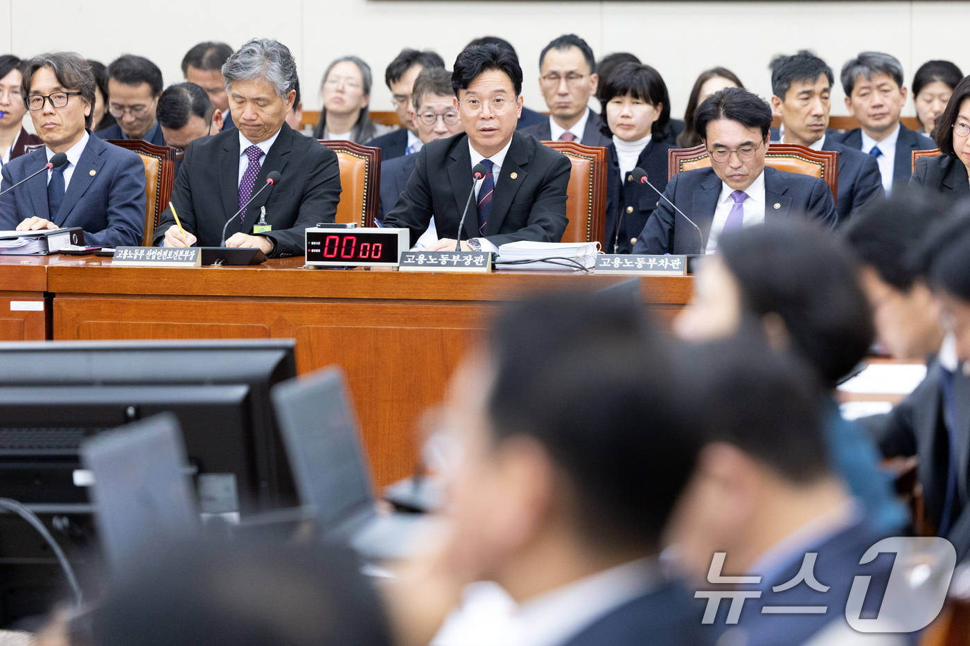 (서울=뉴스1) 이승배 기자 = 김영훈 고용노동부 장관이 17일 서울 여의도 국회에서 열린 제429회국회(정기회) 기후에너지환경노동위원회 제7차 전체회의에 출석해 의원 질의에 답변 …