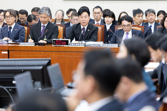 질의 답변하는 김영훈 장관