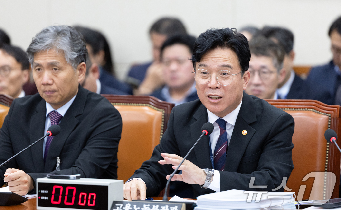 (서울=뉴스1) 이승배 기자 = 김영훈 고용노동부 장관이 17일 서울 여의도 국회에서 열린 제429회국회(정기회) 기후에너지환경노동위원회 제7차 전체회의에 출석해 의원 질의에 답변 …