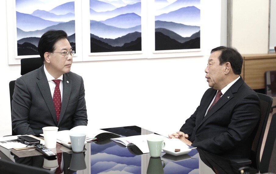 본문 이미지 - 국민의힘 송언석 원내대표&#40;왼쪽&#41;와 면담하는 최민호 세종시장. &#40;세종시 제공. 재판매 및 DB 금지&#41;