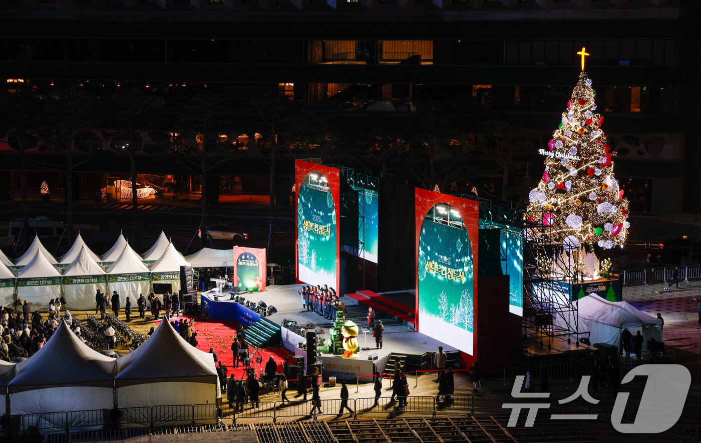 본문 이미지 - 2025 대한민국성탄축제 성탄트리 점등식이 열린 17일 오후 서울광장에서 성탄트리가 불을 밝히고 있다. 2025.11.17/뉴스1 ⓒ News1 안은나 기자