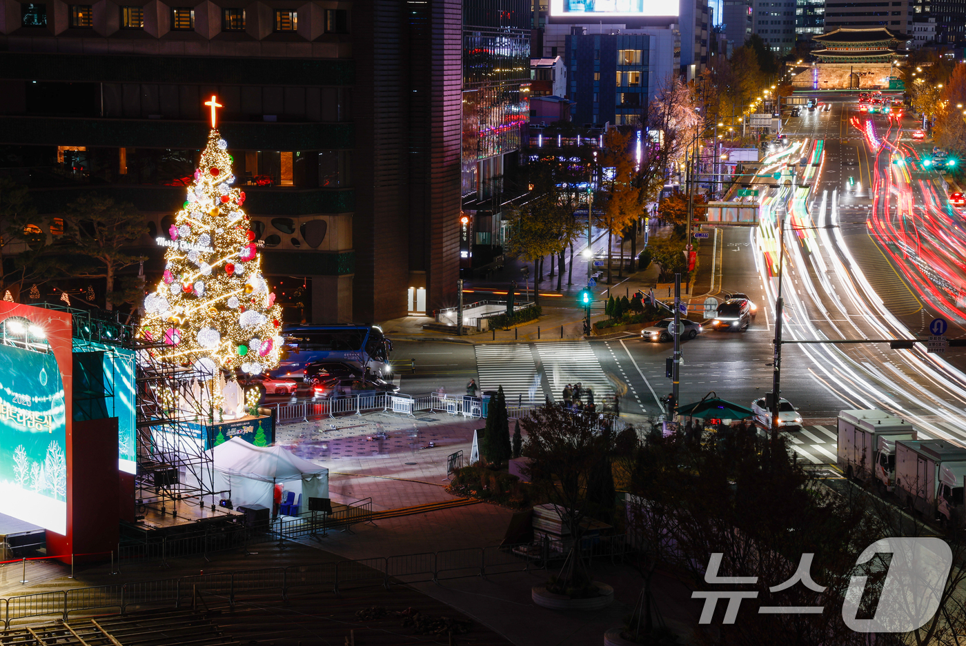 (서울=뉴스1) 안은나 기자 = 2025 대한민국성탄축제 성탄트리 점등식이 열린 17일 오후 서울광장에서 성탄트리가 불을 밝히고 있다. 2025.11.17/뉴스1