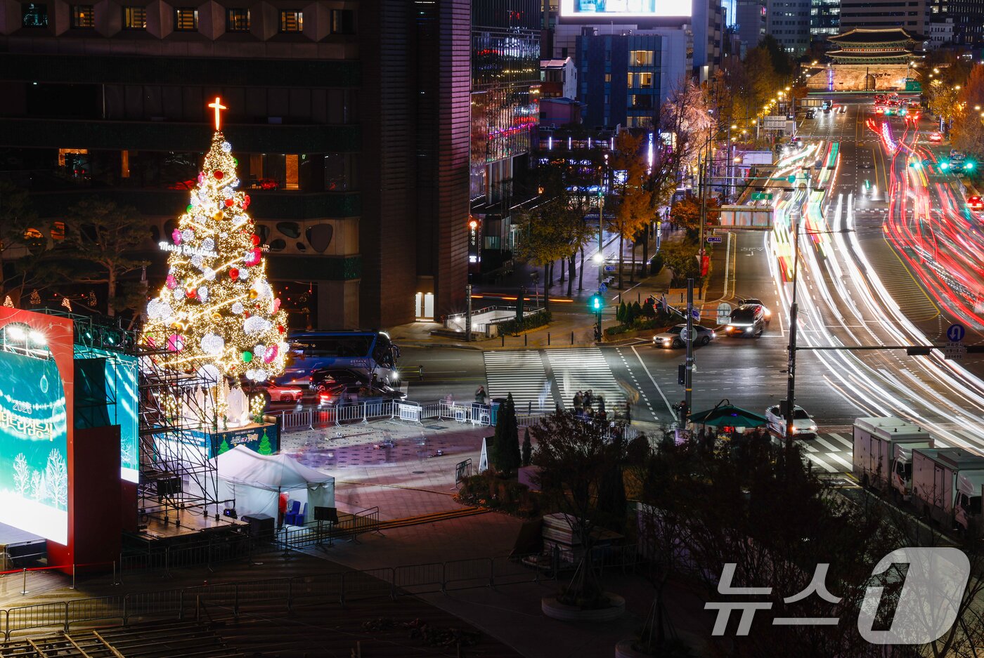본문 이미지 - 2025 대한민국성탄축제 성탄트리 점등식이 열린 17일 오후 서울광장에서 성탄트리가 불을 밝히고 있다. 2025.11.17/뉴스1 ⓒ News1 안은나 기자