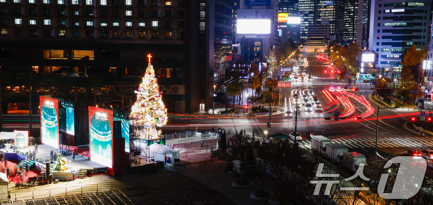 (서울=뉴스1) 안은나 기자 = 2025 대한민국성탄축제 성탄트리 점등식이 열린 17일 오후 서울광장에서 성탄트리가 불을 밝히고 있다. 2025.11.17/뉴스1
