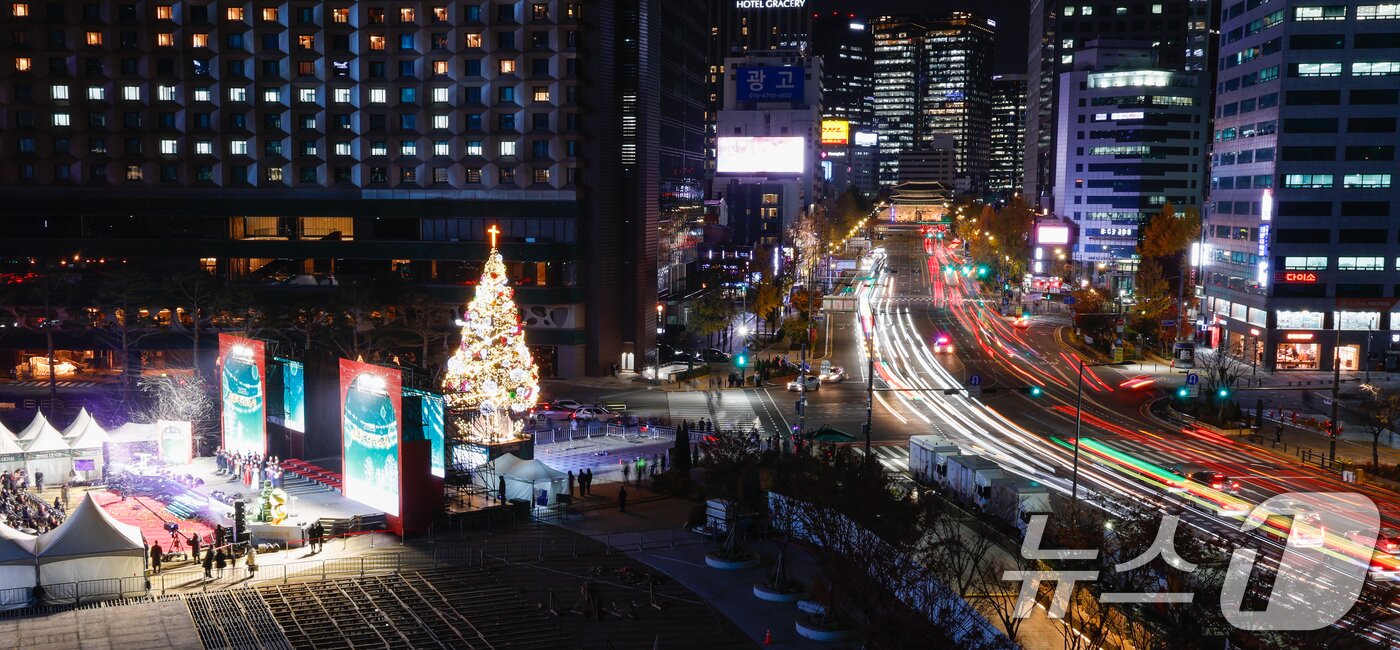 본문 이미지 - 2025 대한민국성탄축제 성탄트리 점등식이 열린 17일 오후 서울광장에서 성탄트리가 불을 밝히고 있다. 2025.11.17/뉴스1 ⓒ News1 안은나 기자