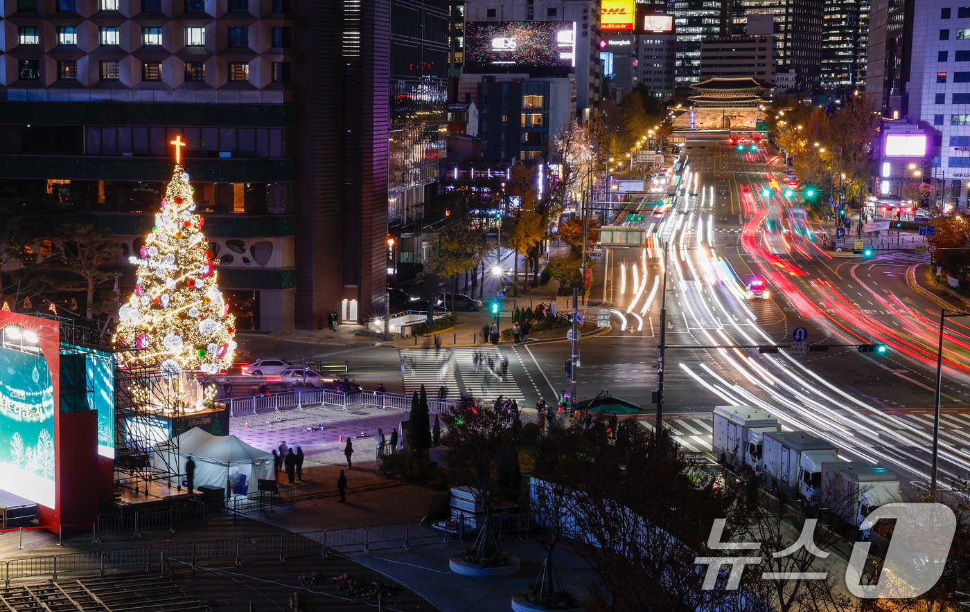 (서울=뉴스1) 안은나 기자 = 2025 대한민국성탄축제 성탄트리 점등식이 열린 17일 오후 서울광장에서 성탄트리가 불을 밝히고 있다. 2025.11.17/뉴스1