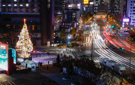 도심 속 빛나는 성탄트리
