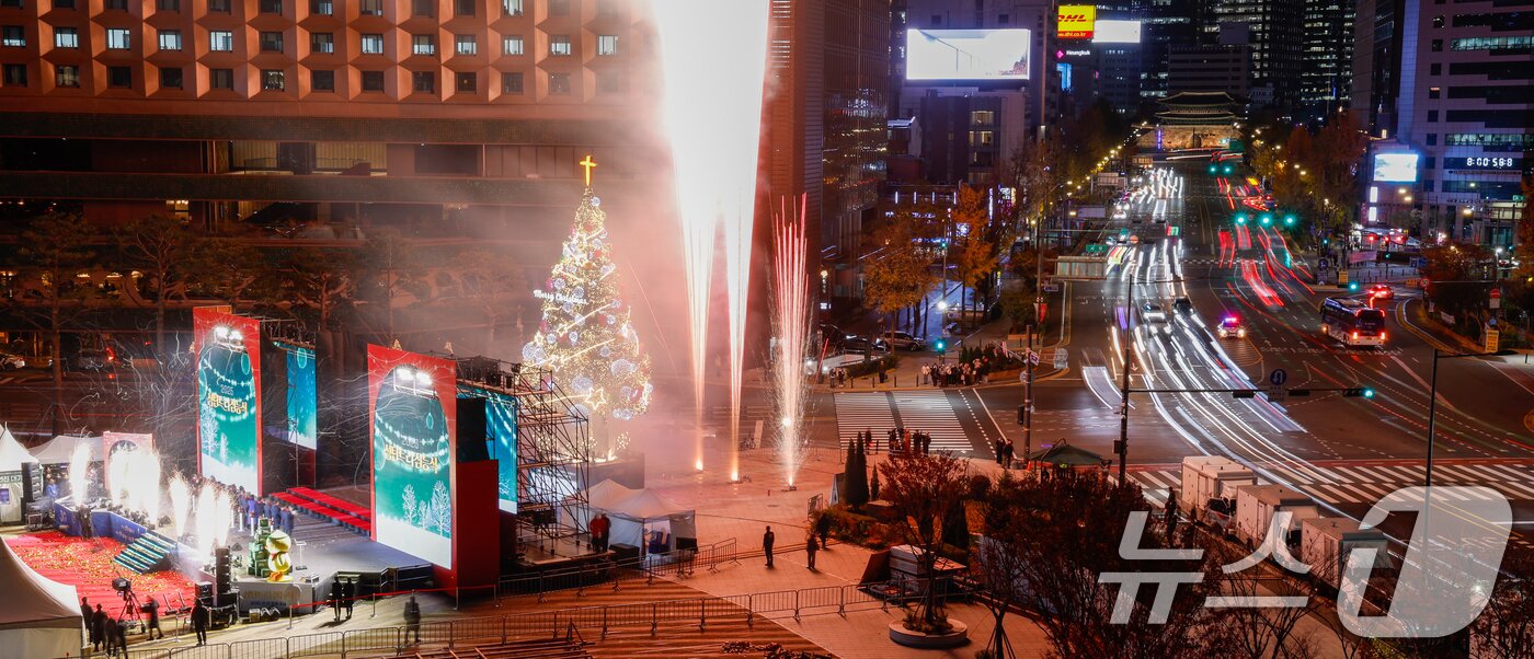 본문 이미지 - 2025 대한민국성탄축제 성탄트리 점등식이 열린 17일 오후 서울광장에서 성탄트리가 불을 밝히고 있다. 2025.11.17/뉴스1 ⓒ News1 안은나 기자
