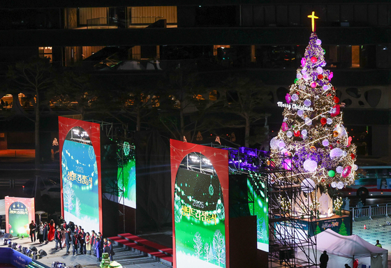 불 밝힌 성탄트리
