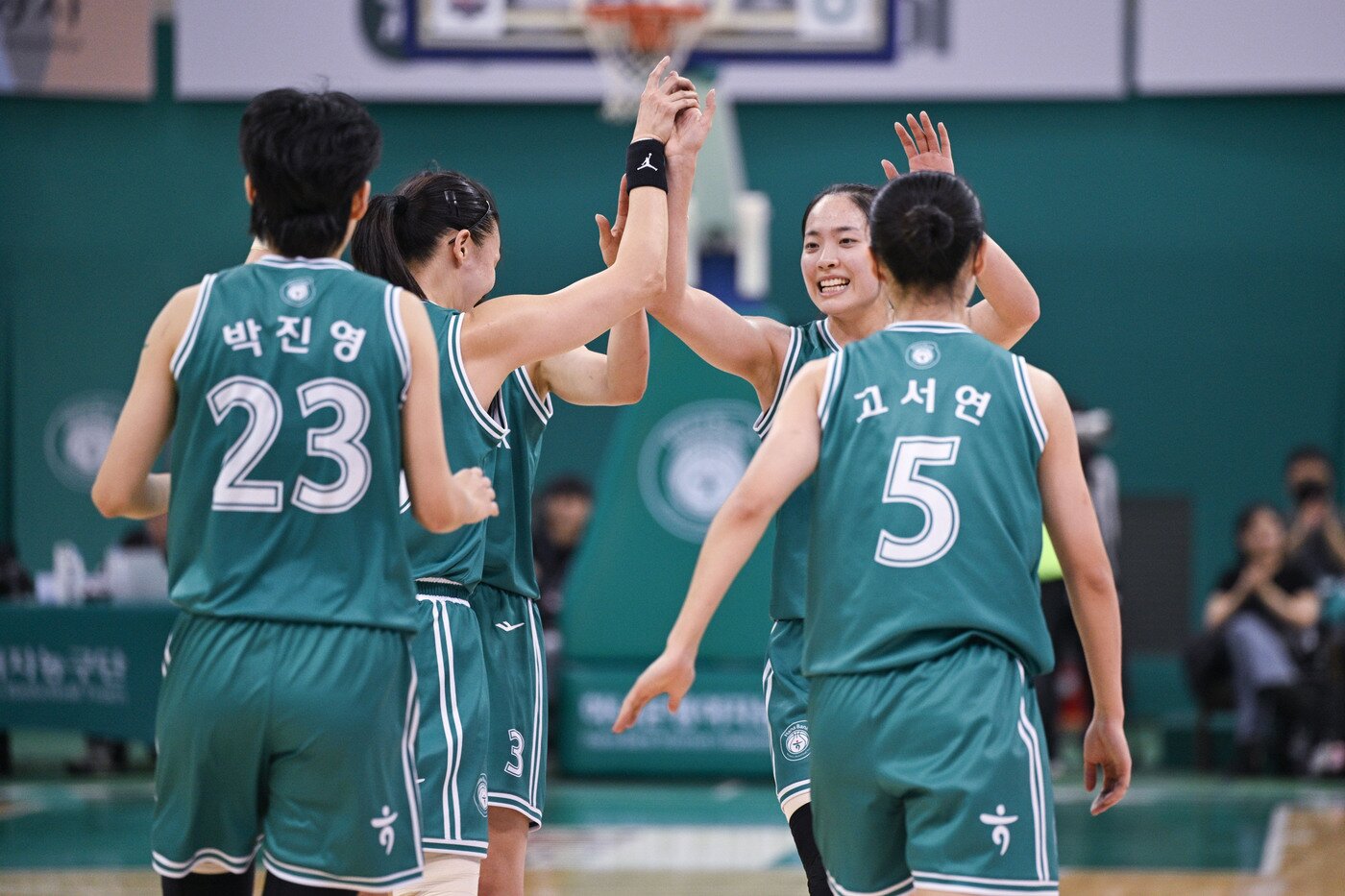 본문 이미지 - 부천 하나은행이 17일 열린 2025-26 여자프로농구 개막전에서 아산 우리은행을 완파했다. &#40;WKBL 제공&#41;