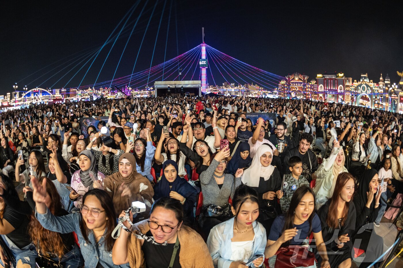 본문 이미지 - 16일&#40;현지 시각&#41; 아랍에미리트 두바이 글로벌 빌리지에서 열린 &#39;2025 K-엑스포 아랍에미리트: 올 어바웃 케이 스타일&#39;의 한 프로그램인 &#39;K팝 콘서트&#39;에 참석한 현지 팬들이 환호하고 있다. &#40;사진가 장석현 제공, 재판매 및 DB금지&#41; 2025.11.17/뉴스1