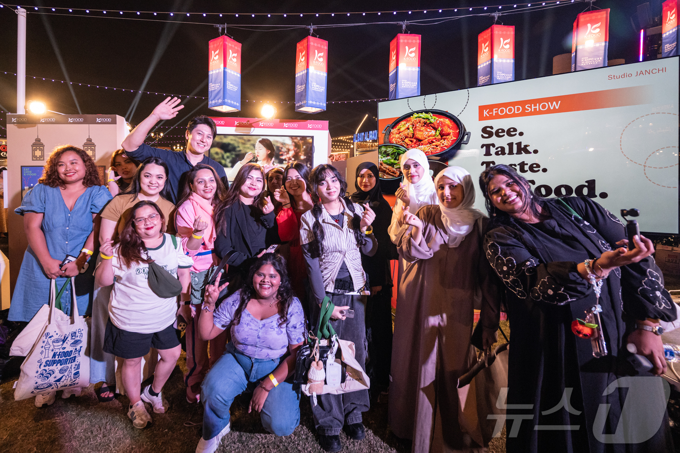 (두바이=뉴스1) = 16일(현지 시각) 아랍에미리트 두바이 글로벌 빌리지에서 열린 '2025 K-엑스포 아랍에미리트: 올 어바웃 케이 스타일'의 한 프로그램인 쿠킹쇼에 참여한 현 …