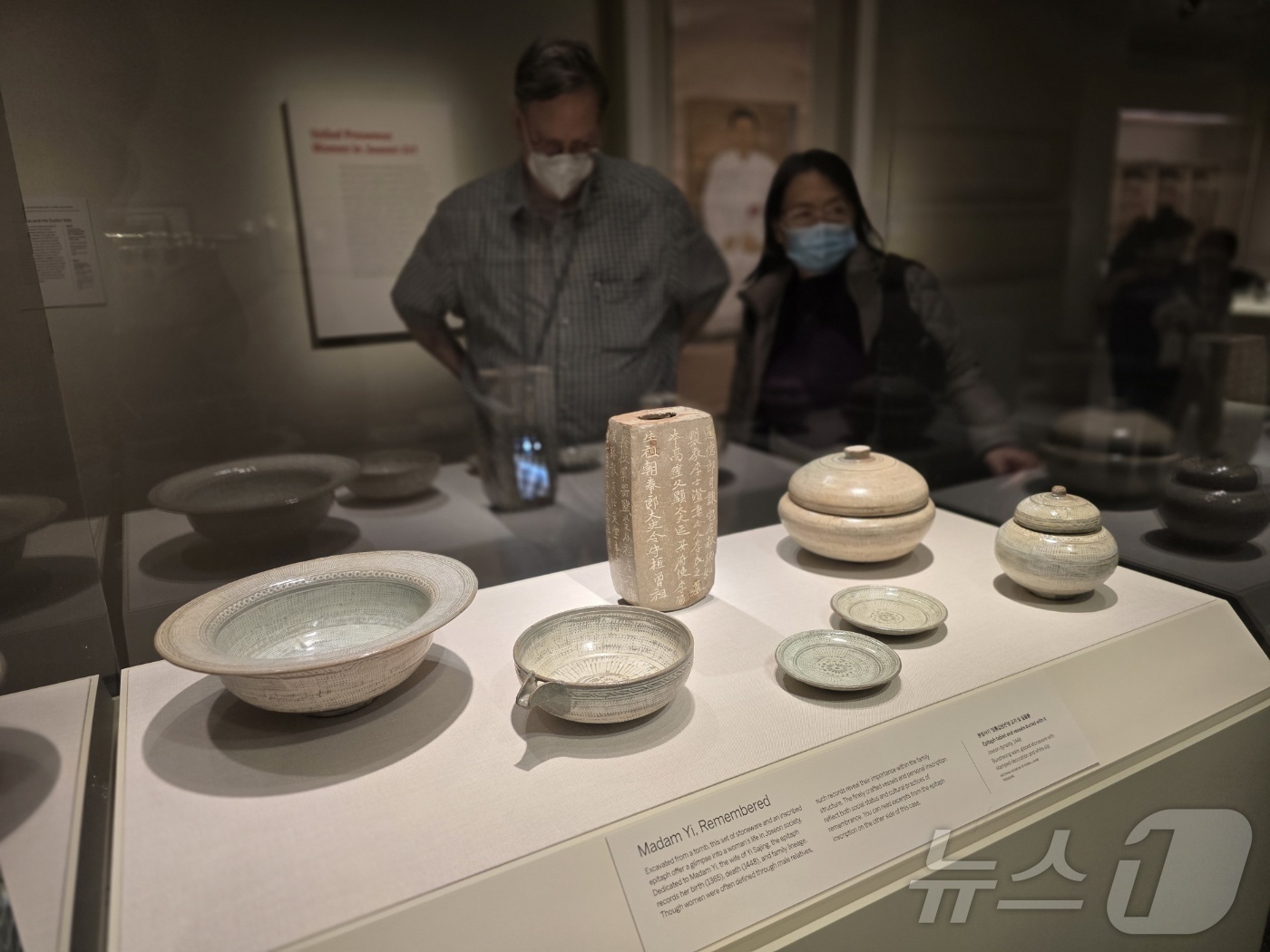 (워싱턴=뉴스1) 류정민 특파원 = 15일(현지시간) 미국 워싱턴DC 스미스소니언 국립아시아미술관에서을 찾은 관람객들이 이건희 컬렉션 대표 작품을 모은 \'한국의 보물: 모으고, …