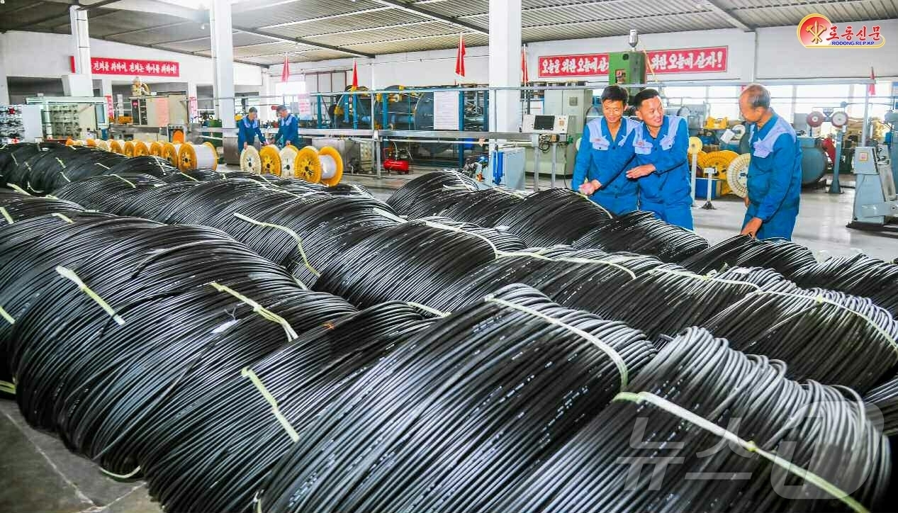 (평양 노동신문=뉴스1) = 북한 노동당 기관지 노동신문은 18일 평양빛섬유통신케블(케이블)공장에서 "당 중앙전원회의 결정 관철을 위해 생산을 다그치고 있다"고 보도했다. [국내에 …