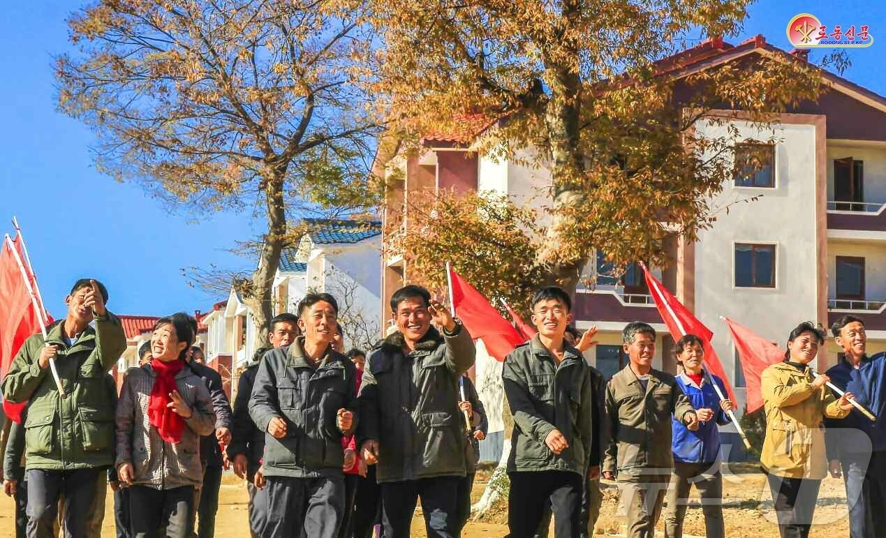 (평양 노동신문=뉴스1) = 북한 노동당 기관지 노동신문은 18일 황해남도농촌경리위원회 수대농장에서 "당의 은덕에 더 높은 알곡 생산 성과로 보답할 열의에 넘쳐있다"라고 선전했다. …