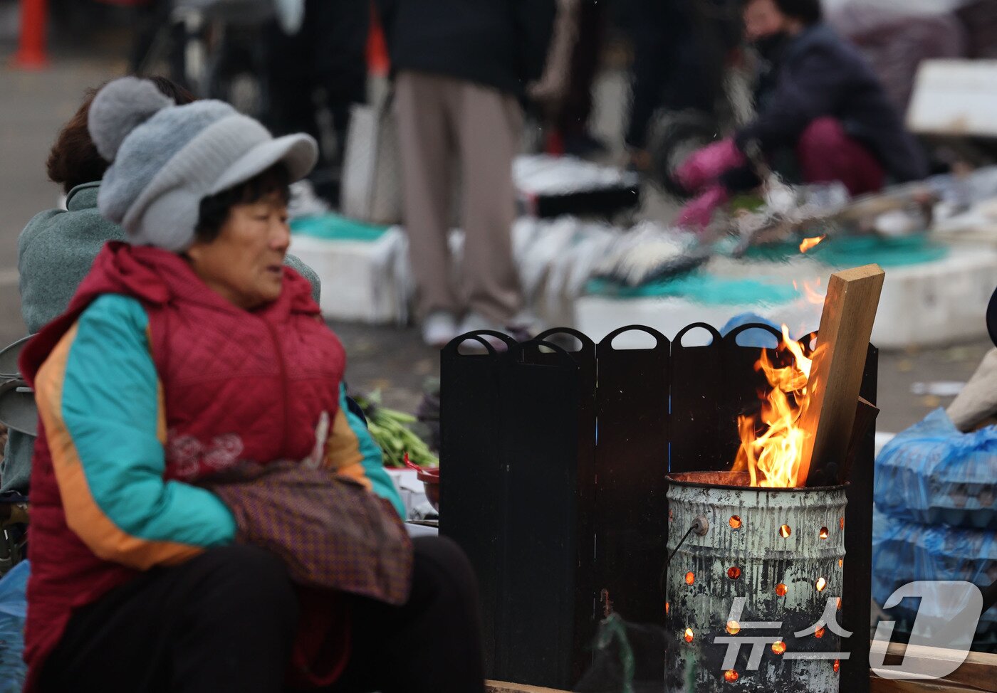 본문 이미지 - 광주 무등산 아침최저기온이 -3.3도를 기록한 18일 오전 광주 동구 남광주시장 상인들이 추위를 피하기 위해 불을 쬐고 있다. 2025.11.18/뉴스1 ⓒ News1 박지현 기자