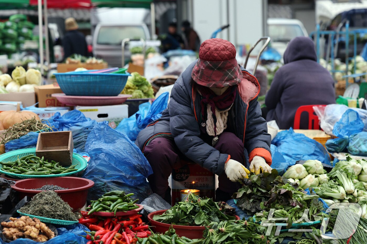 본문 이미지 - 광주 무등산 아침최저기온이 -3.3도를 기록한 18일 오전 광주 동구 남광주시장 상인들이 추위를 피하기 위해 불을 쬐고 있다. 2025.11.18/뉴스1 ⓒ News1 박지현 기자
