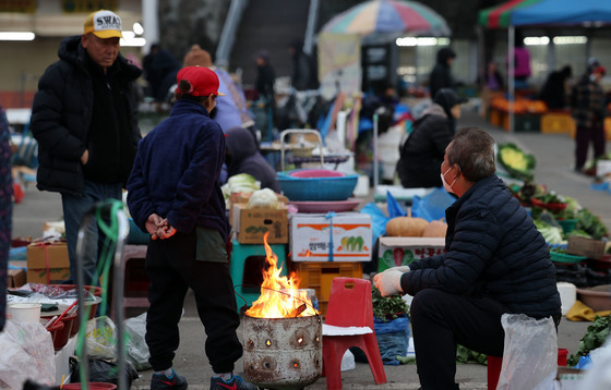 "손 좀 녹이고 가"
