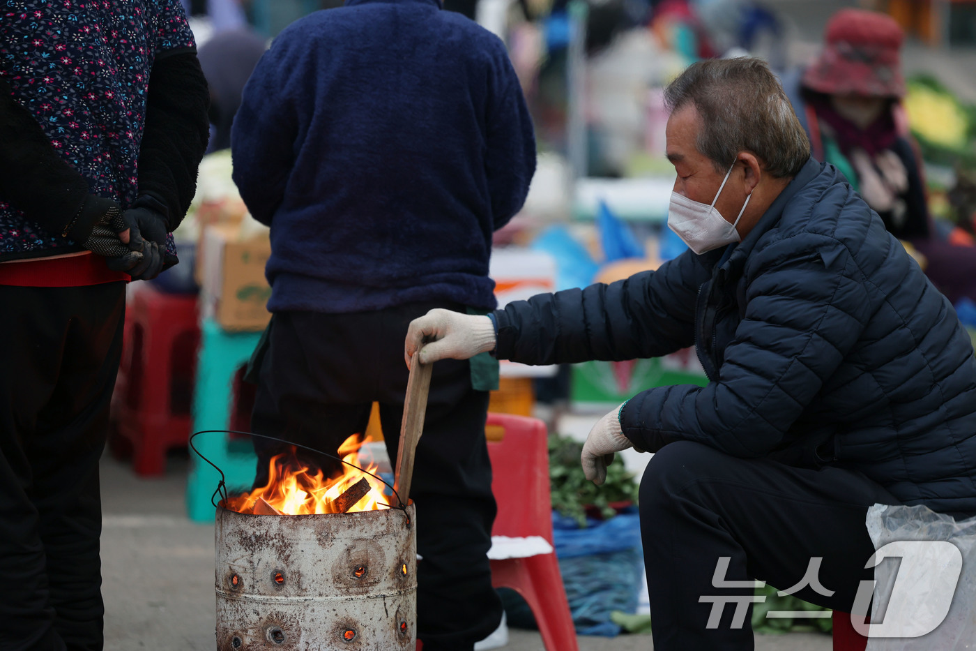 (광주=뉴스1) 박지현 기자 = 광주 무등산 아침최저기온이 -3.3도를 기록한 18일 오전 광주 동구 남광주시장 상인들이 추위를 피하기 위해 불을 쬐고 있다. 2025.11.18/ …