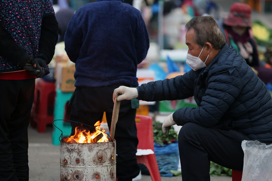추위 이길 장작…분주한 남광주 새벽시장