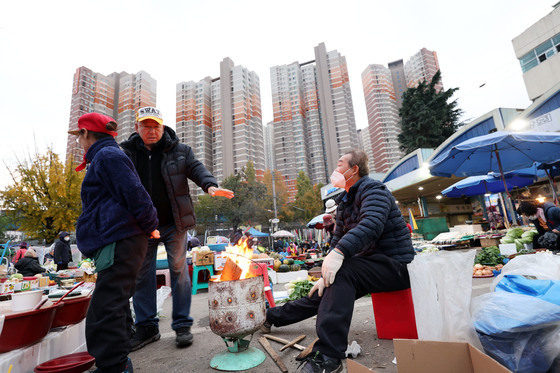 영하 날씨에 잠시 녹이는 손
