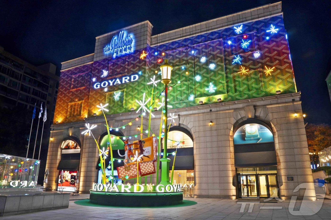 (서울=뉴스1) = 갤러리아백화점이 프랑스 럭셔리 브랜드 ‘고야드(GOYARD)’와 함께 2025년 크리스마스 장식을 서울 명품관 이스트 광장과 외관에 선보인다고 18일 밝혔다. …