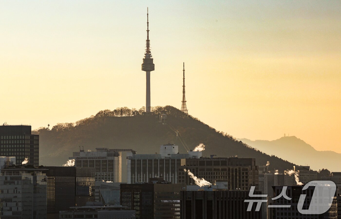 본문 이미지 - 영하권 추운 날씨를 보인 18일 서울 도심의 빌딩에 난방을 가동하며 발생한 수증기가 피어오르고 있다. 기상청은 북쪽에서 찬 공기가 유입되면서 기온이 큰 폭으로 떨어져 전국 대부분 지역에서 기온이 영하로 내려간다고 예보했다. 2025.11.18/뉴스1 ⓒ News1 이호윤 기자