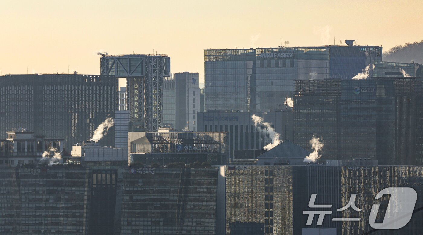 본문 이미지 - 영하권 추운 날씨를 보인 18일 서울 도심의 빌딩에 난방을 가동하며 발생한 수증기가 피어오르고 있다. 기상청은 북쪽에서 찬 공기가 유입되면서 기온이 큰 폭으로 떨어져 전국 대부분 지역에서 기온이 영하로 내려간다고 예보했다. 2025.11.18/뉴스1 ⓒ News1 이호윤 기자