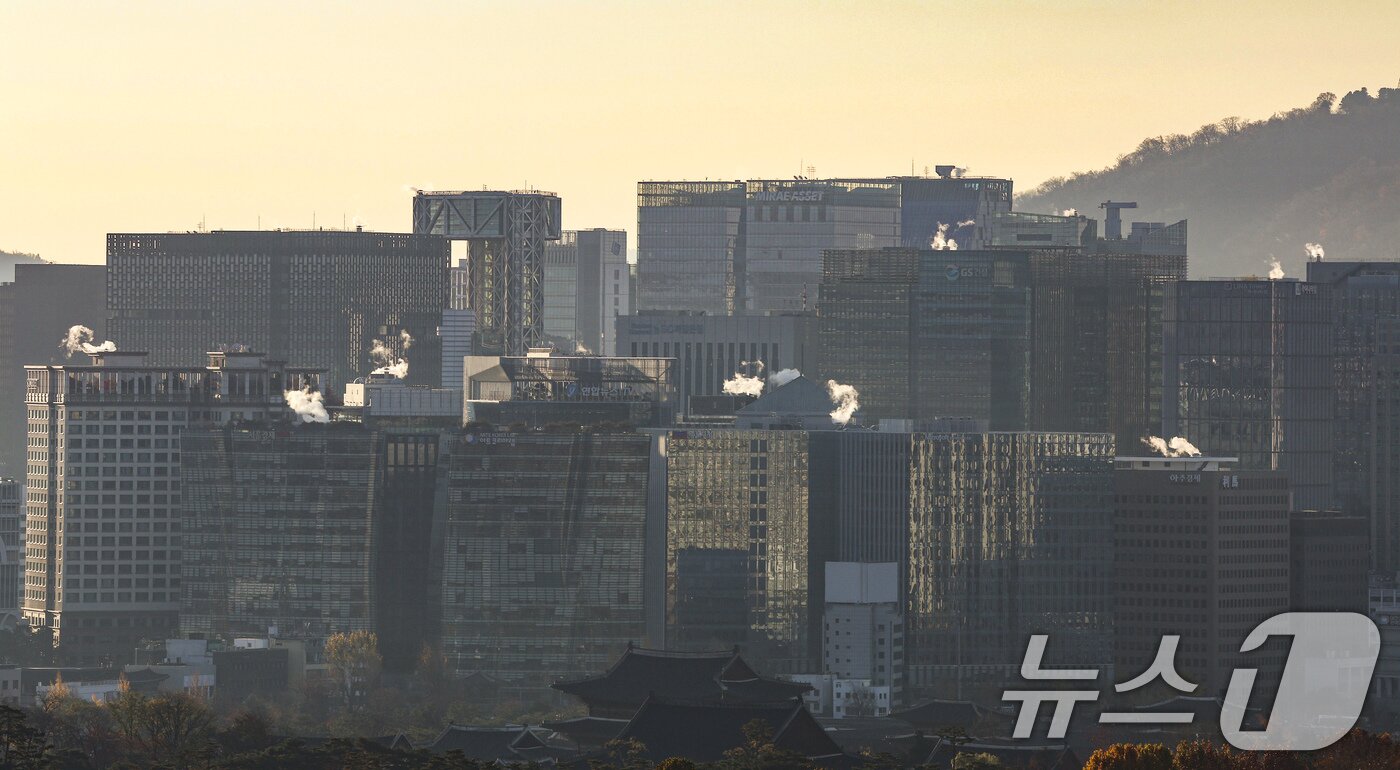 본문 이미지 - 영하권 추운 날씨를 보인 18일 서울 도심의 빌딩에 난방을 가동하며 발생한 수증기가 피어오르고 있다. 기상청은 북쪽에서 찬 공기가 유입되면서 기온이 큰 폭으로 떨어져 전국 대부분 지역에서 기온이 영하로 내려간다고 예보했다. 2025.11.18/뉴스1 ⓒ News1 이호윤 기자
