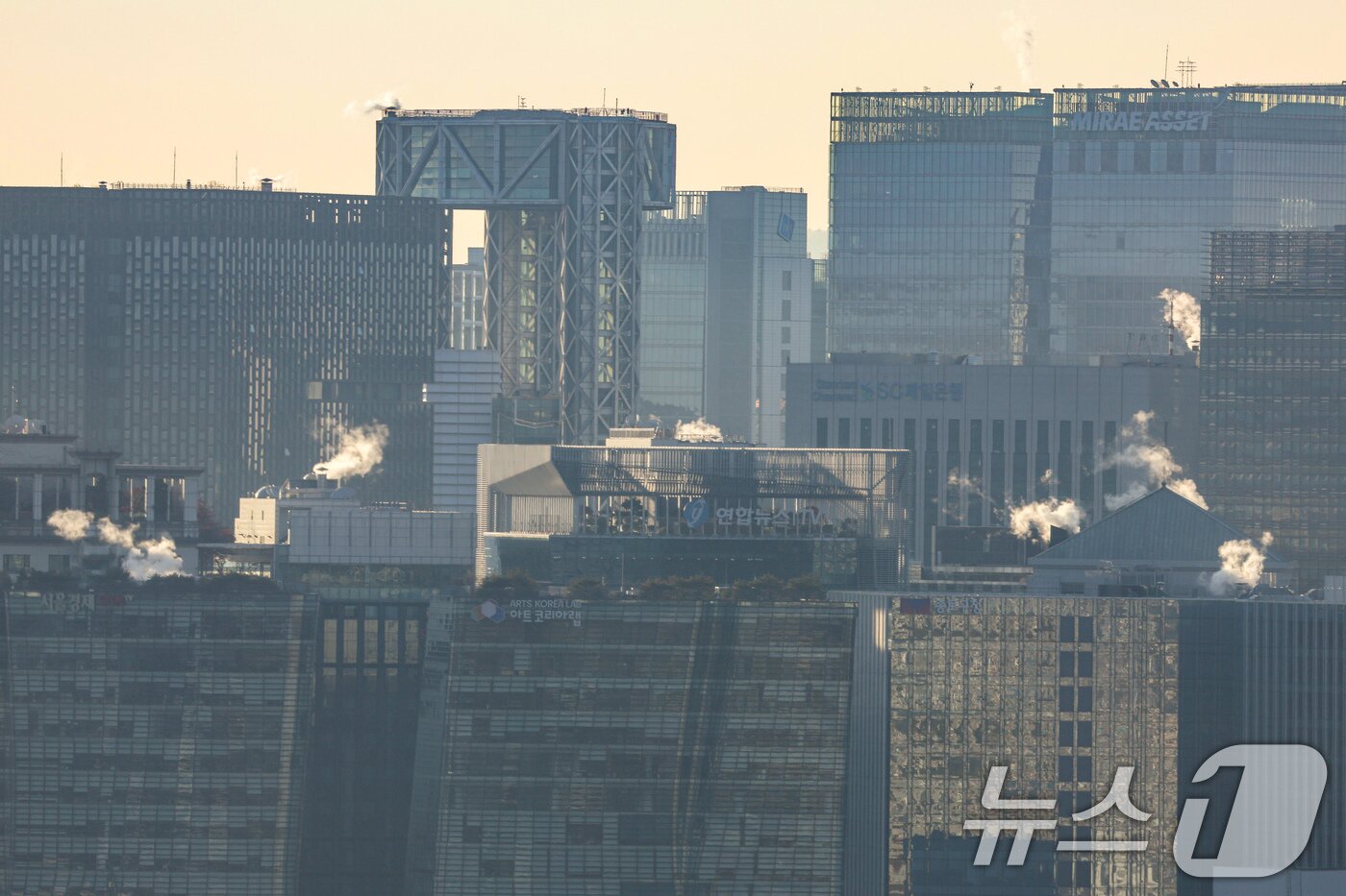본문 이미지 - 영하권 추운 날씨를 보인 18일 서울 도심의 빌딩에 난방을 가동하며 발생한 수증기가 피어오르고 있다. 기상청은 북쪽에서 찬 공기가 유입되면서 기온이 큰 폭으로 떨어져 전국 대부분 지역에서 기온이 영하로 내려간다고 예보했다. 2025.11.18/뉴스1 ⓒ News1 이호윤 기자
