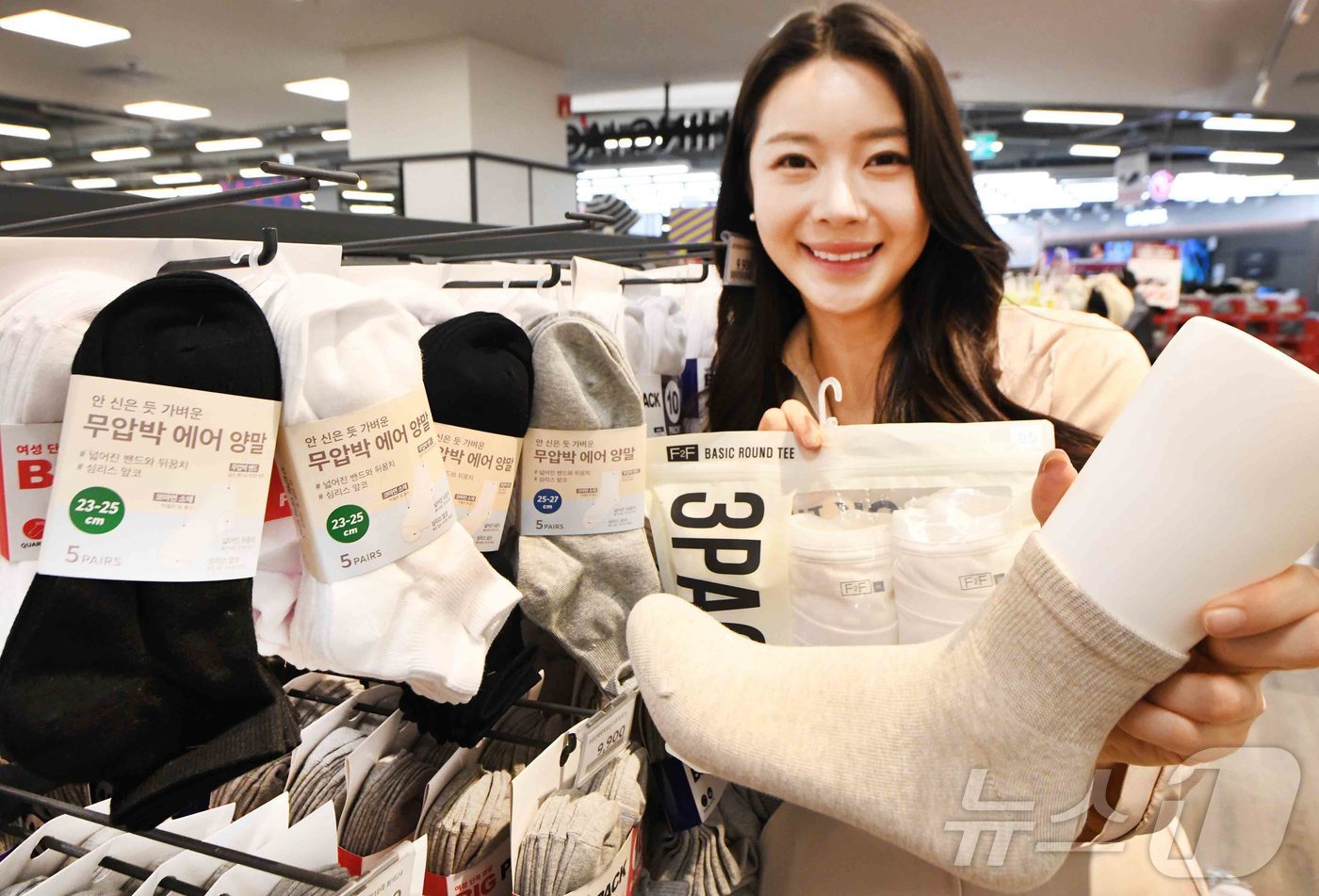 (서울=뉴스1) = 홈플러스가 선보인 베이직 패션 아이템들이 실용성과 가성비를 우선으로 하는 최근 소비 트렌드에 힘입어 고객몰이를 하고 있다고 18일 밝혔다. 사진은 모델이 18일 …