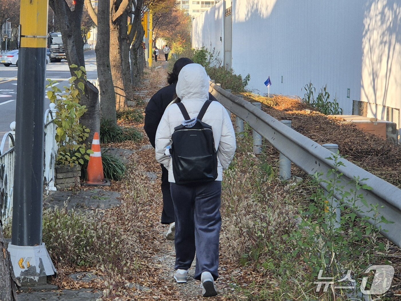 본문 이미지 - 18일 울산 중구 제일중학교 인근에서 만난 시민이 두꺼운 니트에 패딩을 겹쳐 입고 모자를 눌러쓴 채 출근길에 나서고 있었다.2025.11.18./뉴스1 ⓒ News1 박정현 기자