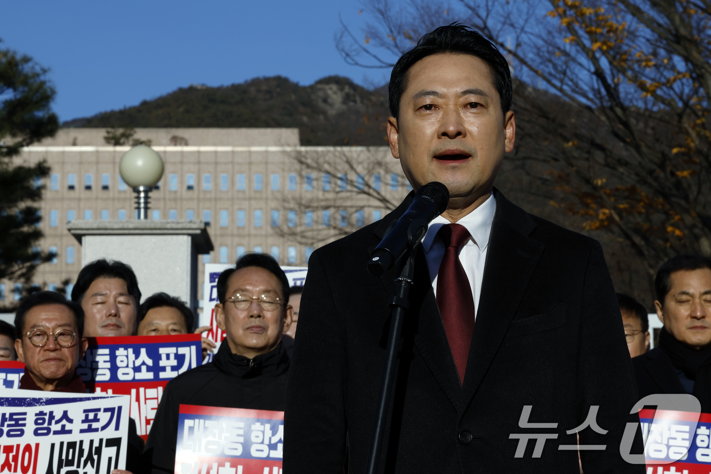 (과천=뉴스1) 박정호 기자 = 장동혁 국민의힘 대표가 18일 오전 경기도 과천시 정부과천청사 앞에서 가진 대장동 항소포기 외압 정성호 법무부 장관 사퇴 촉구 기자회견에서 발언을 …